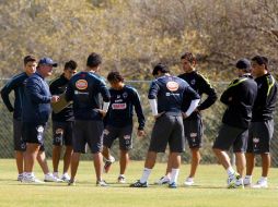 El estratega de los Rayados, Manuel Vucetich da instrucciones a sus jugadores en un entrenamiento. MEXSPORT  /