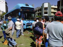 El choque entre la unidad del Macrobús y el automóvil particular deja como saldo tres personas lesionadas. E. MORA  /