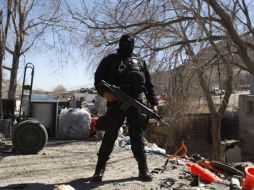 Un polcía resguarda las cercanías del lugar donde se vela a Álvaro Sandoval Díaz, y su esposa Griselda Pedroza Rocha. REUTERS  /