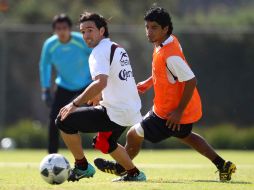 Gerardo Espinoza (blanco) y Luis Robles, disputan un balón durante el entrenamiento rojinegro. MEXSPORT  /