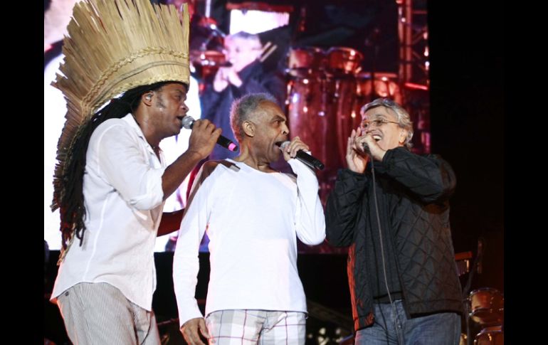 Carlinhos Brown, Gilberto Gil y Caetano Veloso, en la Plaza de la Liberación. E. PACHECO  /