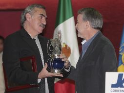 Felipe Muñoz recibió un reconomiento por parte del Gobernador Emilio González. S. NUÑEZ  /