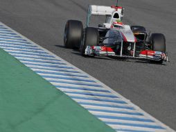 Pese a que abandonó por el choque contra un muro de neumáticos, el piloto tapatío registró la mejor séptima vuelta del día. EFE  /