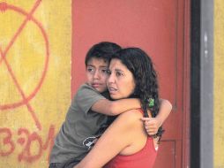 Una mujer abraza a su hijo después del sismo que sacudió la ciudad de Concepción. AP  /