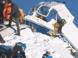 Rescatistas observan el siniestro en el Valle de Anniviers, en los Alpes Suizos. EFE  /