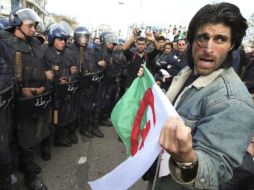 Manifestantes argelinos gritan lemas durante una protesta. EFE  /