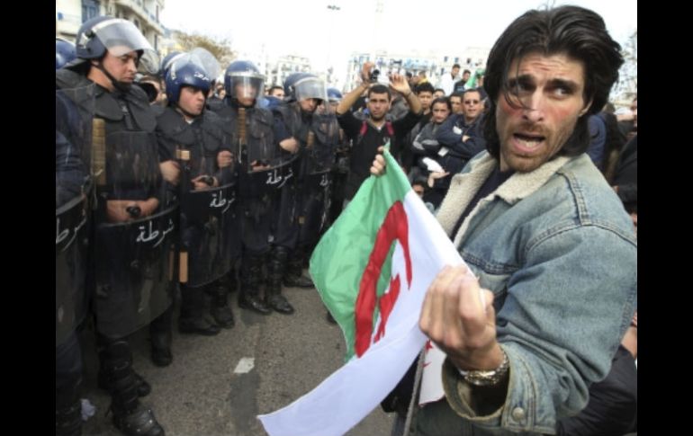 Manifestantes argelinos gritan lemas durante una protesta. EFE  /
