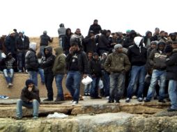 Alrededor de 100 inmigrantes tunecinos llegan a la isla de Lampedusa, Italia. EFE  /