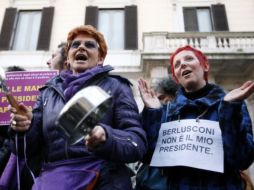 Los manifestaciones utilizan ollas  y sartenes para pedir la dimisión del primer ministro italiano, Silvio Berlusconi. REUTERS  /