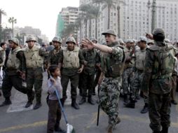 Un niño observa mientras unos soldados egipcios dan indicaciones a los manifestantes. EFE  /