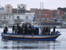 Un grupo de indocumentados llegan a la isla italiana de Lampedusa. EFE  /
