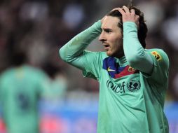 Lionel Messi se lamenta luego del resultado ante el Sporting de Gijón. AP  /