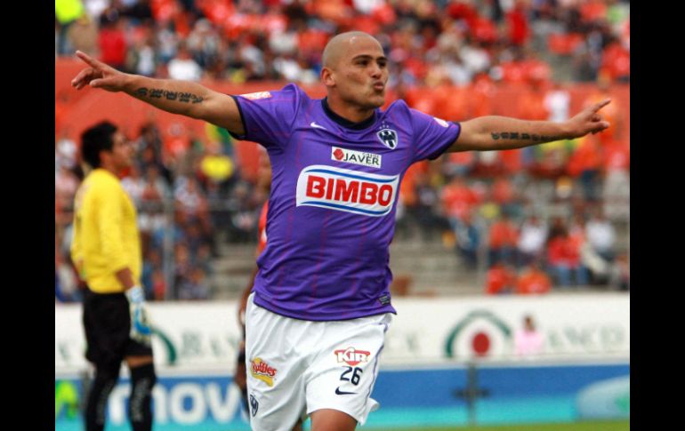 Humberto Suazo celebra uno de los tres goles con que su equipo vence a Chiapas esta tarde, en el estadio Víctor Manuel Reyna. MEXSPORT  /