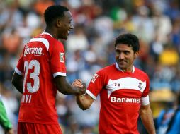 Jaime Ayoví (izq.) celebra con Antonio Naelson 'Sinha' la victoria de Diablos Rojos ante Gallos Blancos. MEXSPORT  /