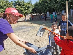 Vecinos de las colonias aledañas y personal del Ayuntamiento tonalteca trabajaron en conjunto en el mantenimiento. ARCHIVO  /