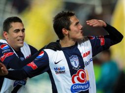Paúl Aguilar celebra con la afición el gol marcado frente al equipo de la franja. MEXSPORT  /