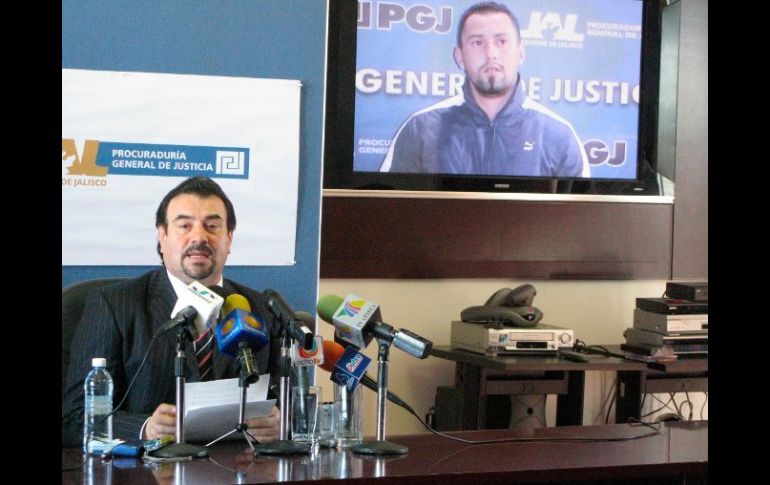 Tomás Coronado Olmos (izquierda) en una rueda de prensa.  /