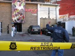 La policía acordonó la zona del bar durante los primeros trabajos parciales. M. PATIÑO  /