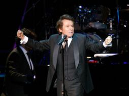 Raphael interpretó sus temas clásicos, así como tangos, boleros y rancheras durante el show. A. HINOJOSA  /