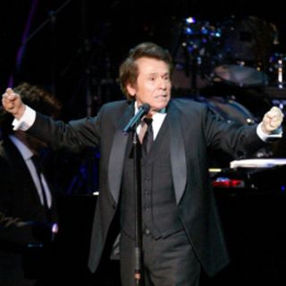 Raphael hace vibrar al Telmex