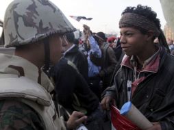 Un soldado simpatiza con un joven en la Plaza Tahrir, en El Cairo. EFE  /