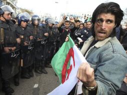 Manifestantes argelinos gritan lemas durante una protesta convocada por los partidos opositores y organizaciones civiles. EFE  /