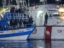 Inmigrantes tunecinos llegan en un bote a la isla de Lampedusa. EFE  /