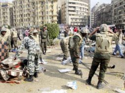 Soldados egipcios  desmontan las carpas en la plaza Tahrir. EFE  /