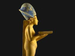 Estatua de caliza del faraón Akenatón sosteniendo una mesa de ofrendas, uno de los objetos valiosos que han sido robados. EFE  /