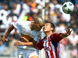 Darío Verón de Pumas despeja con la cabeza un balón que intentaba rematar Erick Torres de Chivas. NTX  /