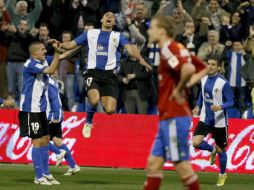 Los jugadores del Hércules sorpredieron al Zaragoza y celebran su victoria. EFE  /