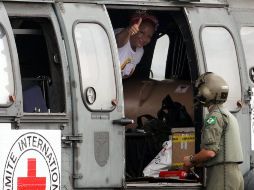 Piedad Córdoba saluda desde el helicóptero en que fueron rescatados los tres secuestrados de las FARC. EFE  /