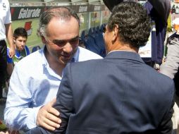 El estratega universitario, Guillermo Vázquez, (de frente) saluda a su homólogo de Chivas, José Luis Real. MEXSPORT  /