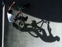 Los ciclistas que circulan por el barrio pueden pasar a la sede de GDL en Bici, donde les ofrecerán un vaso de agua. H. HINOJOSA  /