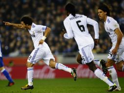 Marcelo (2) festeja el gol, seguido de sus compañeros merengues. AP  /