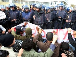 Grupo de manifestantes frente a policías, en Argel, Argelia. EFE  /