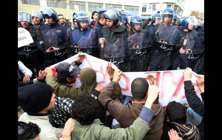 Grupo de manifestantes frente a policías, en Argel, Argelia. EFE  /