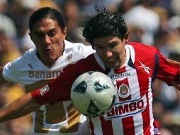 Francisco Palencia y Jonny Magallón disputan una pelota, durante el empate a uno en el juego de la fecha seis del Clausura 2011. AP  /