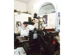 Las imprentas del centro tapatío han visto caer sus ventas por la nueva modalidad de facturación. E. BARRERA  /