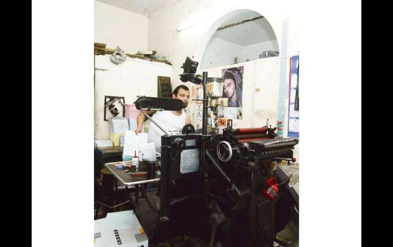 Las imprentas del centro tapatío han visto caer sus ventas por la nueva modalidad de facturación. E. BARRERA  /