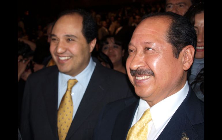 Lázaro Cárdenas Batel (izq.) asistió al III Informe de labores de Leonel Godoy (der.). EL UNIVERSAL  /