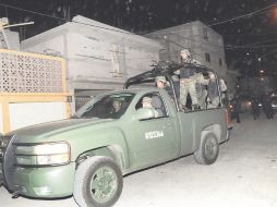 Militares resguardan la colonia San Agustín Atlapulco, en Nezahualcóyotl. EL UNIVERSAL  /