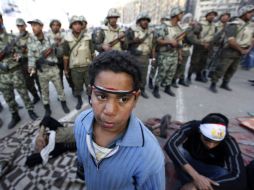 Los últimos manifestantes, en la Plaza Tahrir, son removidos por militares, en El Cairo. AP  /