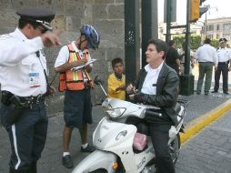Un agente de tránsito hace un folio en Guadalajara. Suiza es el país donde se penalizan más los excesos de velocidad. ARCHIVO  /