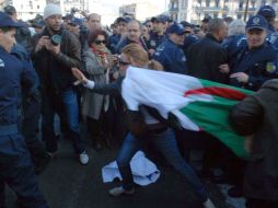 Policías impiden que los manifestantes se sigan manifestando en las calles argelinas. AP  /