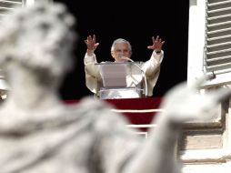 Joseph Ratzinger oficia su misa dominical en la Plaza de San Pedro. AP  /