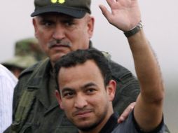 Alberto Ocampo  saluda a su llegada al aeropuerto de Ibagué, en el Departamento de Tolima. REUTERS  /