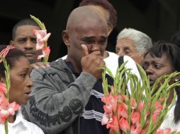 El disidente Ángel Moya no ocultó su emoción al salir de la iglesia de Santa Rita, junto a las Damas de Blanco. REUTERS  /
