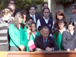 El Presidente Calderón firmó esta mañana el decreto de deducción en compañía de varios estudiantes. NOTIMEX  /