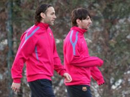 Lionel Messi y Gabriel Milito entrenan al parejo del conjunto azulgrana. EFE  /